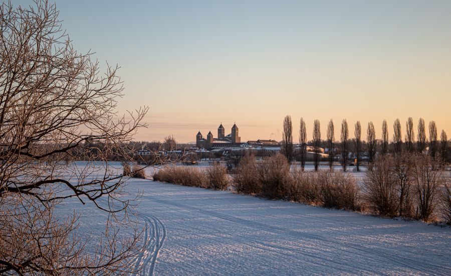 Abteikirche und ein verschneites Feld