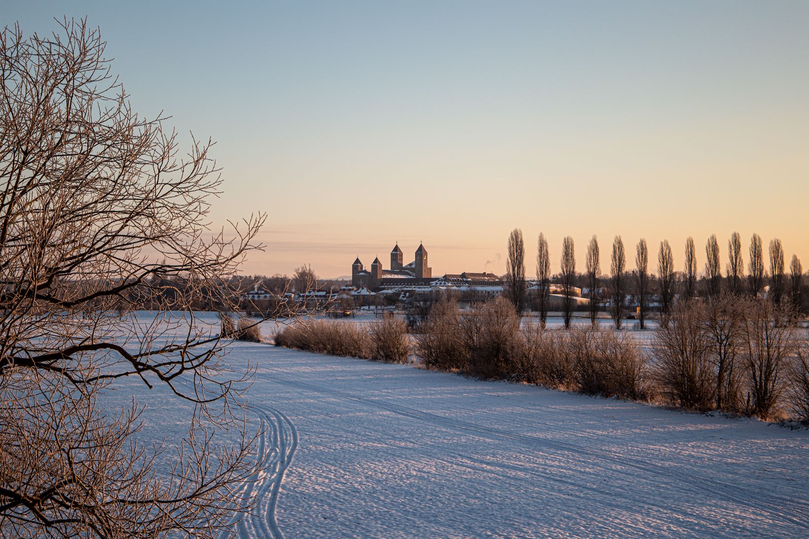 Abteikirche und ein verschneites Feld